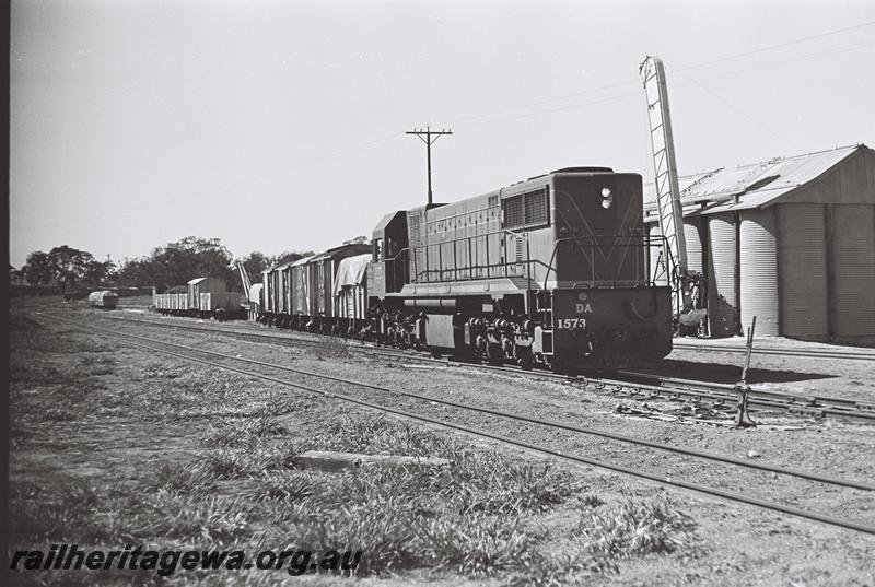 P09055
DA class 1573, point lever, grain elevator, wheat bin, goods train, location Unknown
