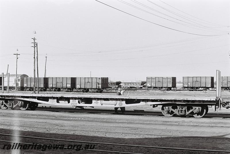 P09061
QUA class 25137 bogie flat wagon with end stanchions, Bunbury, side view
