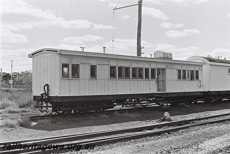 P09085
VW class 5135 workman's carriage, end and side view
