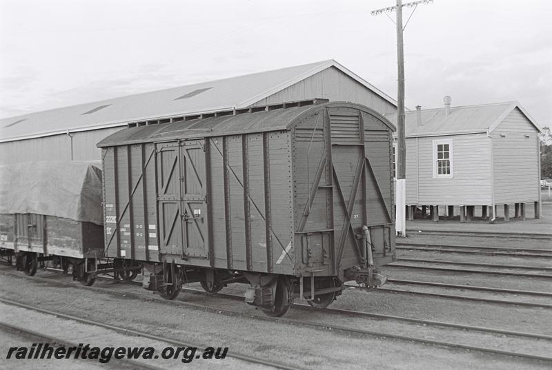 P09142
DC class 22283 wheat van, side and end view
