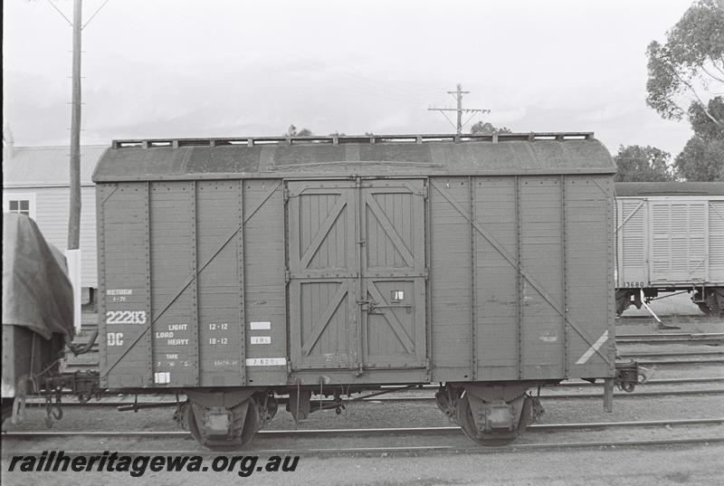 P09143
DC class 22283 wheat van, side view
