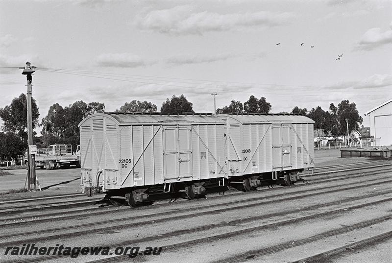 P09146
DC class 22105, DC class 22063 wheat vans, end and side view
