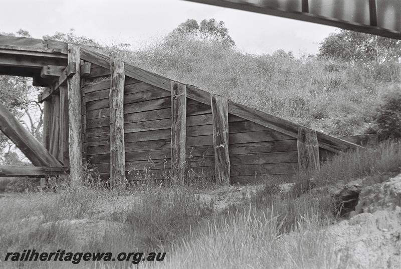 P09208
7 of 8 views of the MRWA style trestle bridge over the Moore River at Mogumber, MR line, abutment
