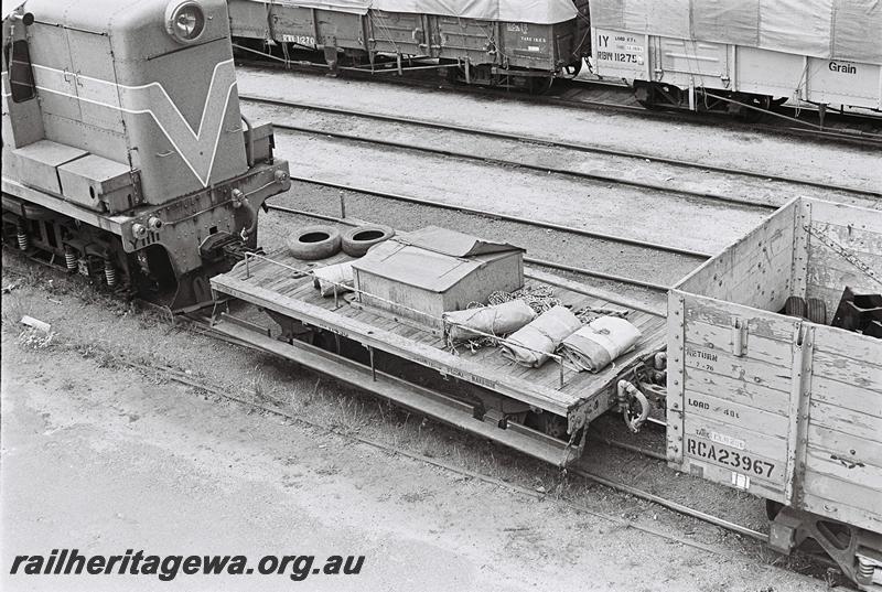 P09220
Y class 1111, NS class shunters float, end of RCA class 23967, Narrogin, GSR line, being shunted
