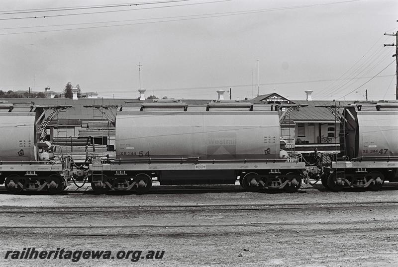 P09286
XE class 24454 bogie hopper, Bunbury, side view
