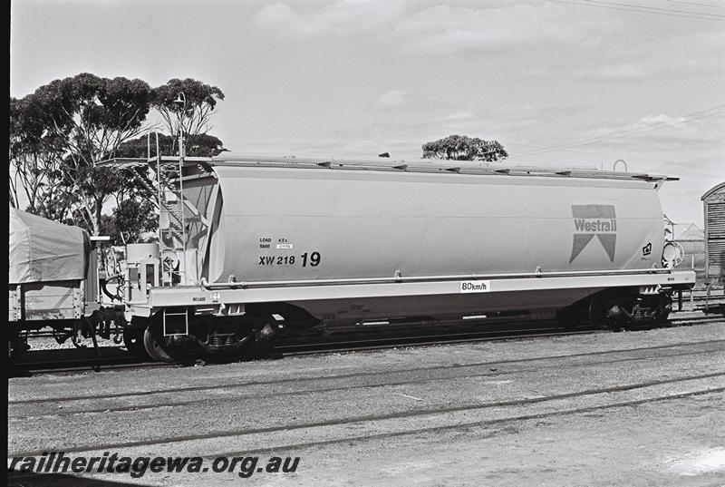 P09289
XW class 21819 grain hopper, end and side view
