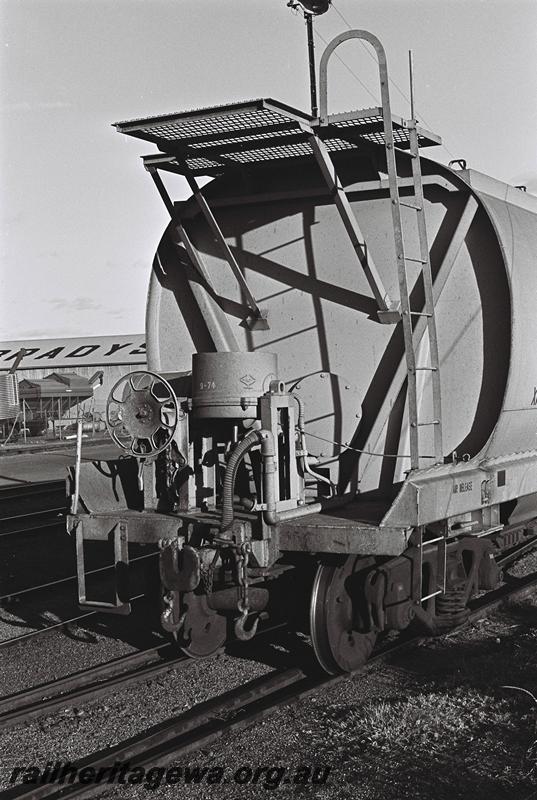 P09293
XW class 21358 grain hopper, end view
