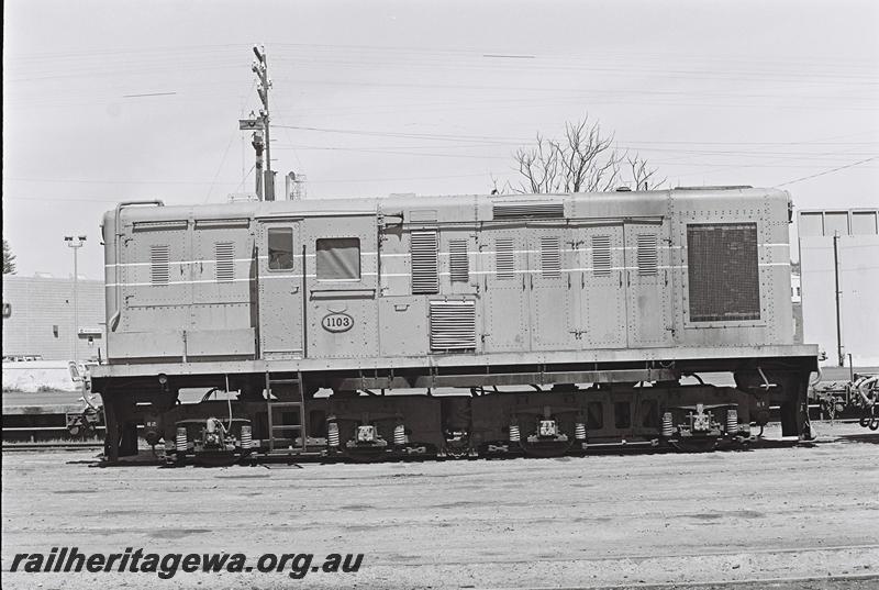 P09296
Y class 1103, Bunbury yard, side view, shunting
