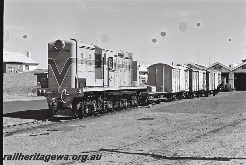 P09301
Y class 1103, front and side view, shunting
