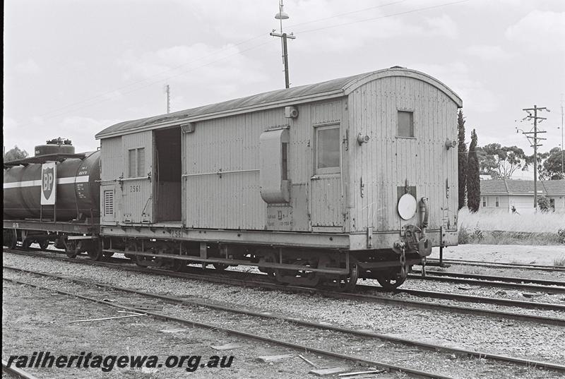 P09314
Z class 561 brakevan, side and end view
