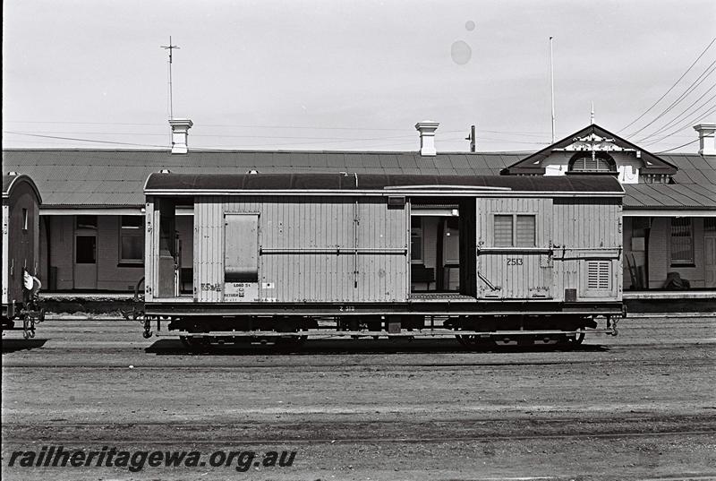 P09315
Z class 513 brakevan, Bunbury, side view.
