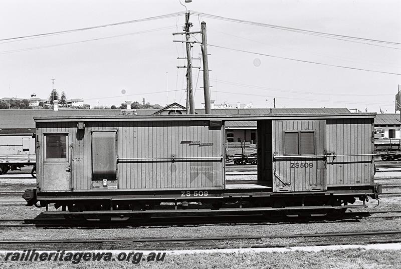 P09317
ZS class 509 brakevan with lowered roof for bauxite trains, end and side view
