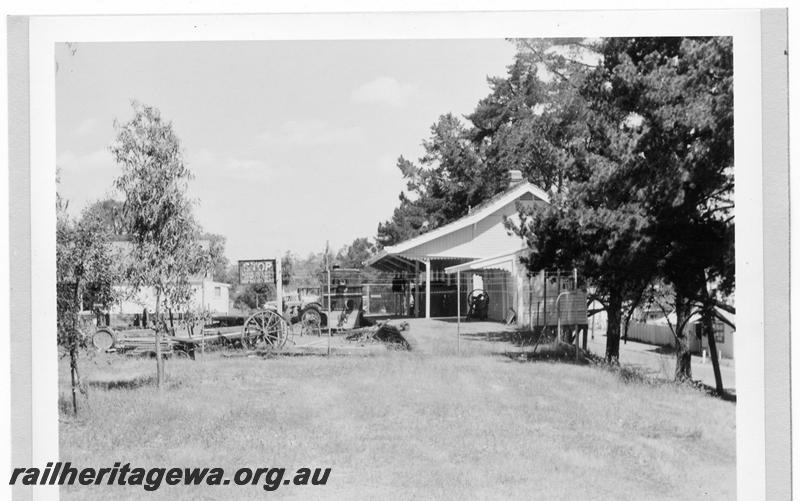 P09370
Kalamunda, station building, platform, G class 118, Stop sign. UDRR line.
