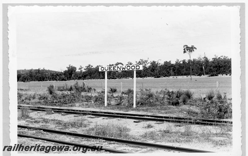 P09377
Queenwood, nameboard, siding. DK line.
