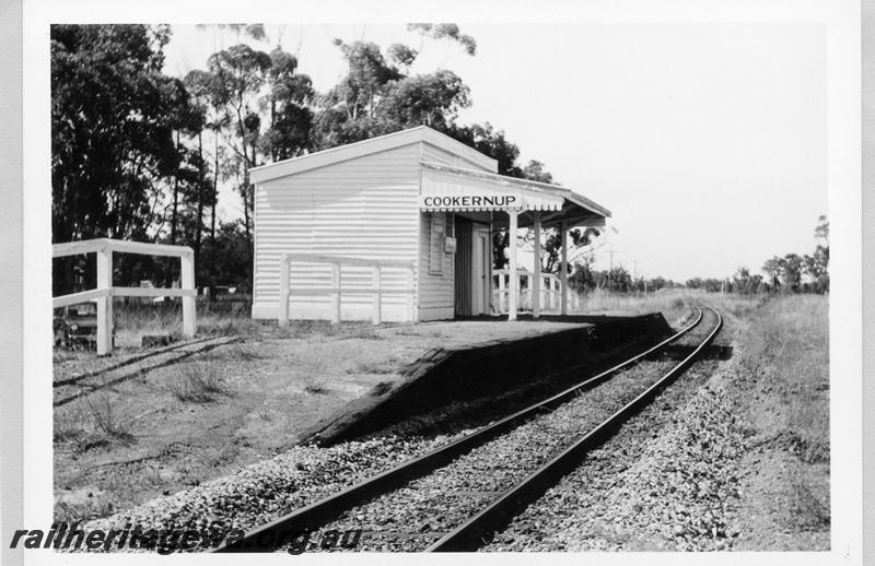 P09400
Cookernup, station building, platform, view from rail side looking north. SWR line.
