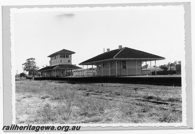 P09410
Brunswick Junction, station buildings, platform, signal box, signals. SWR line.
