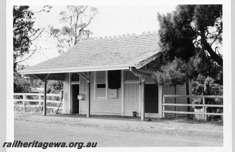 P09411
Margaret River, station building, part of nameboard. BB line.
