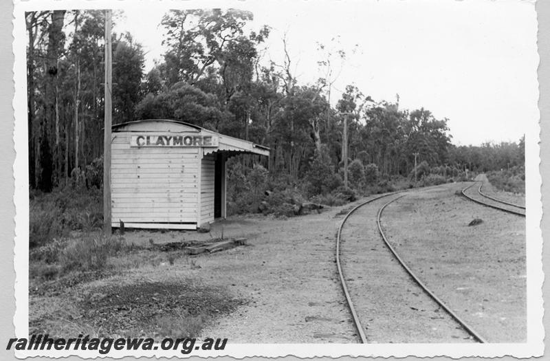 P09416
Claymore, shelter shed, nameboard, siding. WN line.
