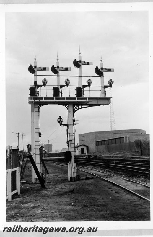 P09442
Perth to East Perth, Pier St crossing, bracket signal with twin poles, ER line.
