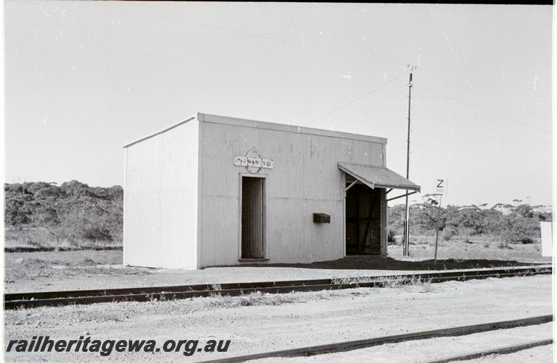 P09493
Piawaning, station building, nameboard, Z Track sign, view from rail side, looking east. CM line.
