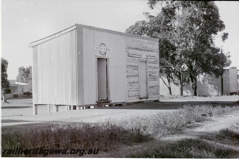 P09494
Yerecoin, station building, nameboard. CM line.
