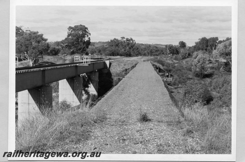 P09499
MRWA style trestle bridge, Mogumber, view from end along top of bridge, new bridge on left. MR line.
