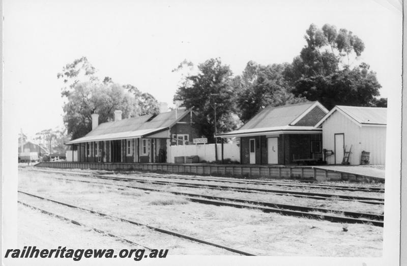 P09504
Watheroo, station buildings, platform, nameboard, view from rail side, section missing from station roof. MR line.
