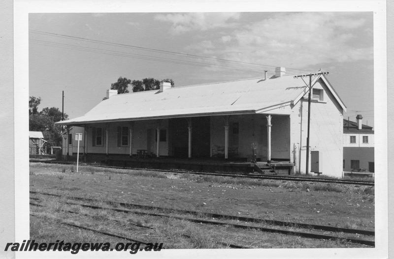 P09505
Gingin, station building, platform, view from rail side, MR line.
