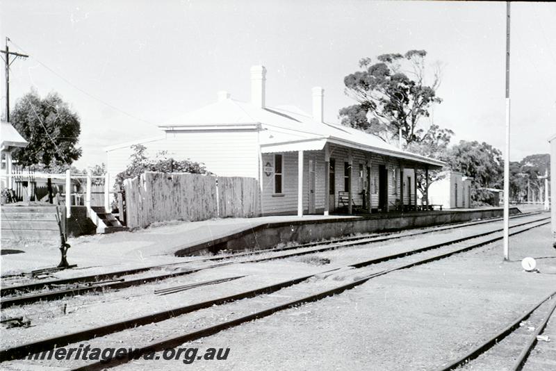 P09506
Moora, station building, platform, lever frame, point lever off main. MR line.
