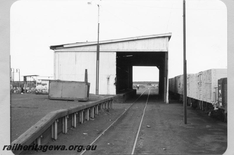 P09511
Meekatharra yard, goods shed, loading bank. NR line.
