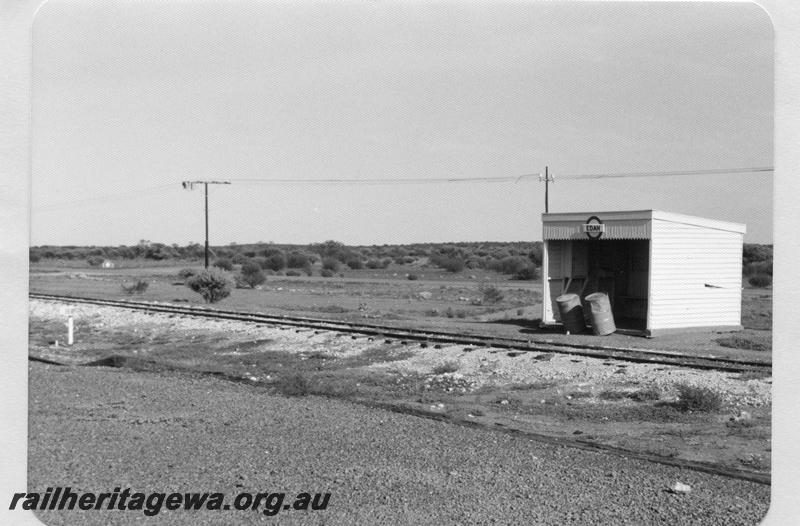 P09521
Shed, nameboard alongside main line. Edah, NR line.
