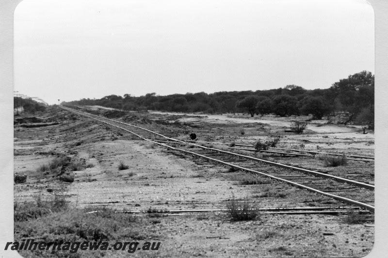 P09524
Loop points, looking east, station indicator board at top of hill, gangers trolley track at right angles to main line. Edah, NR line.
