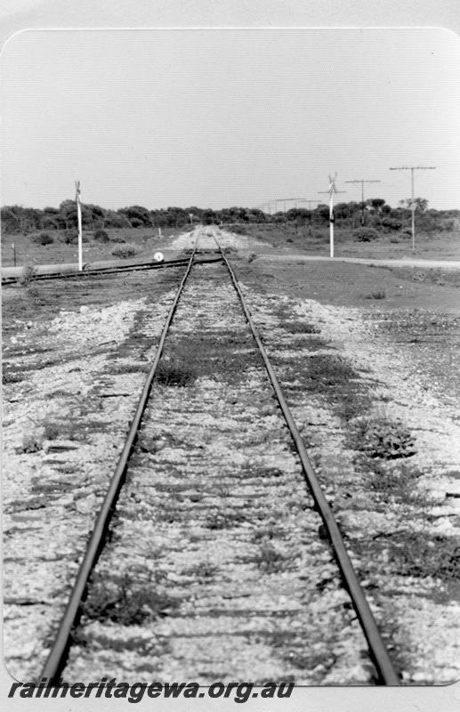 P09527
Edah, loop points, looking west, cheeseknob on points, station indicator board in distance, level crossing signs. NR line.
