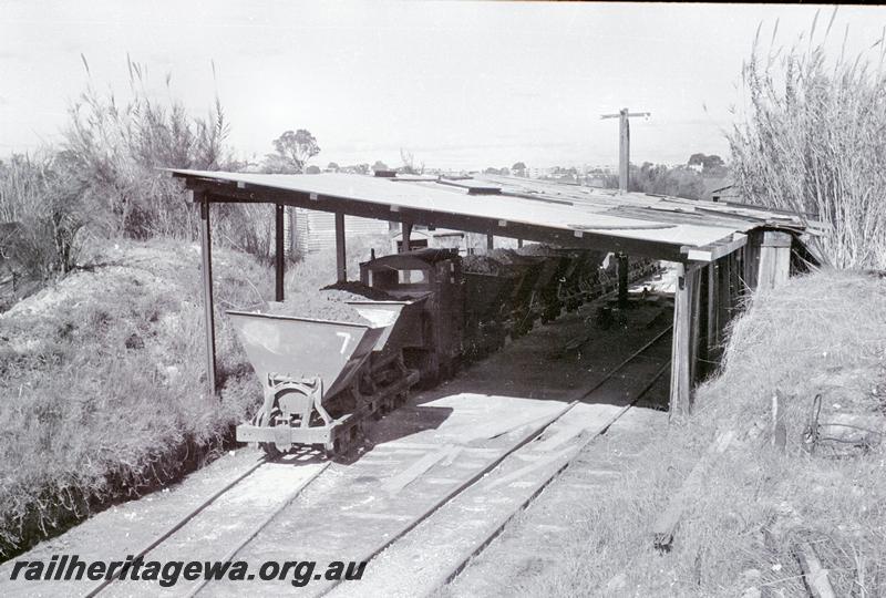 P09543
Locomotive with loaded hoppers under a shelter, Maylands Brickyards
