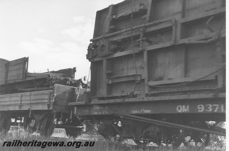 P09583
QM class 9371 bogie flat wagon transporting a wagon body.
