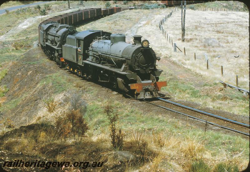 P09591
W class 904, V class 1216 on 171 Goods at 'Dead Tree Curve' between Brunswick Junction and Beela. BN line.
