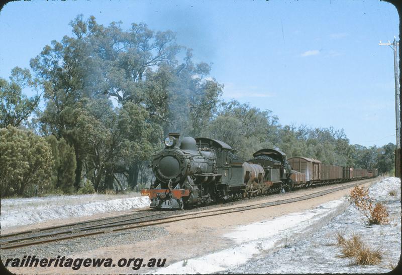 P09597
FS class 460, F class unidentified on 11 Muja Mine and Muja Power House shunter at Shotts. Water tanks between back to back engines. BN line.
