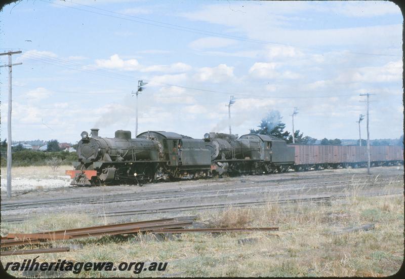 P09599
W class 904, S class unidentified pull a load of coal wagons over the weighbridge in Collie yard. BN line.
