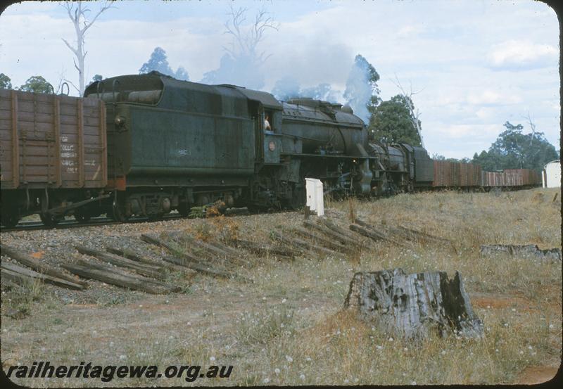 P09602
V class 1202 on coal train crosses V class 1221 on empties at Moorhead. BN line.
