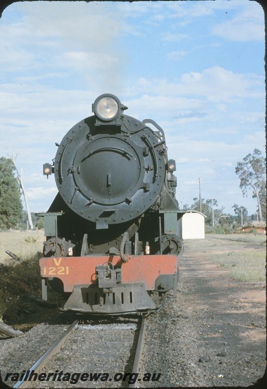 P09603
V class 1221 on empties, staff cabin, Moorhead, BN line, waiting for proceed order.
