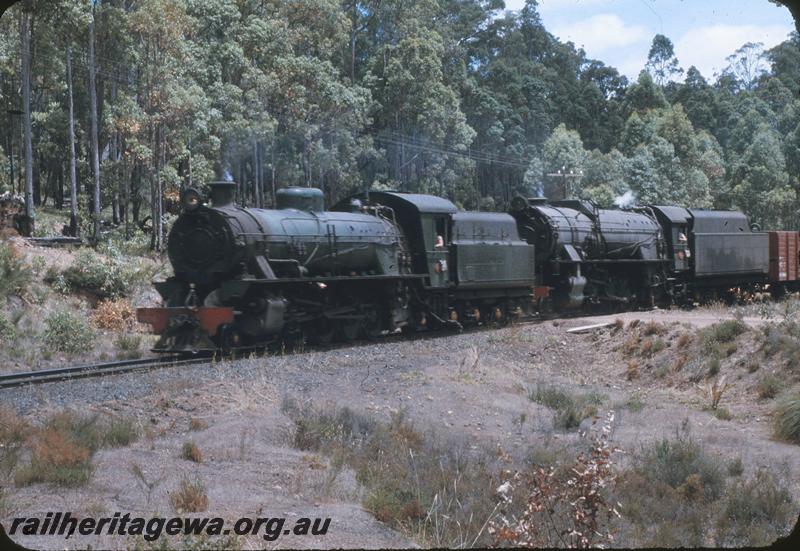 P09635
W class 904, V class on Goods at level crossing near 115 mile peg Brunswick Junction and Collie. BN line.
