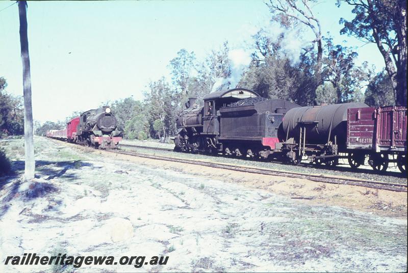 P09679
FS class on return of Muja mine shunter, crosses W class 945 on Wagin bound goods, at Shotts. BN line.
