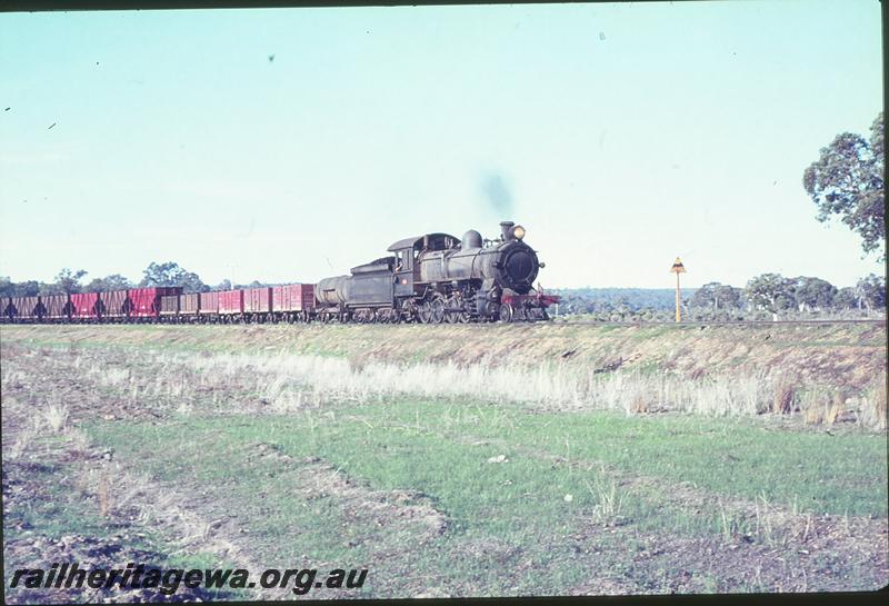 P09680
FS class on return of Muja mine shunter, M class coal wagons, XA class coal wagons, staff station indicator boards, departing Shotts. BN line.
