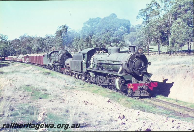 P09686
W class 912, S class on goods train, water tank behind W, between Bowelling and Collie. BN line.
