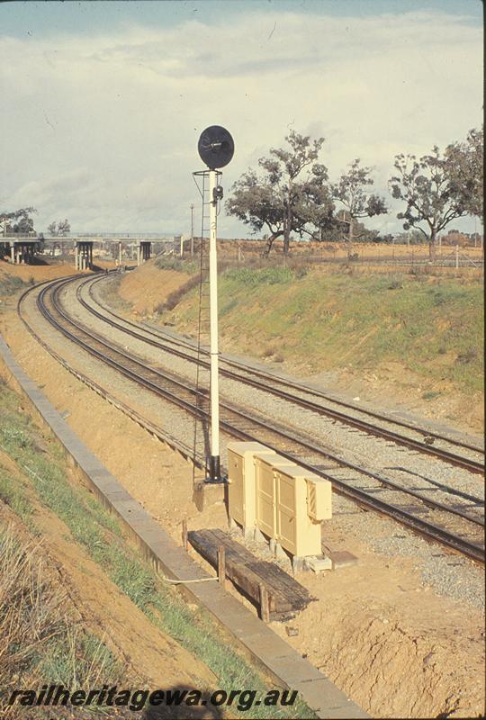 P09746
Up signal, on dual gauge, approaching Great Eastern Highway overbridge. ER line.
