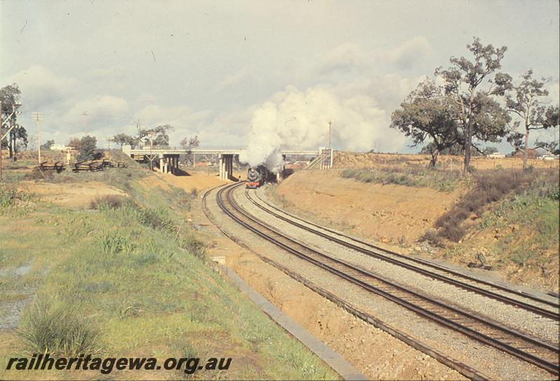 P09747
W class 909, V class 1219, down goods on dual gauge, Great Eastern Highway overbridge, track panels from Parkerville line on embankment to left. ER line.
