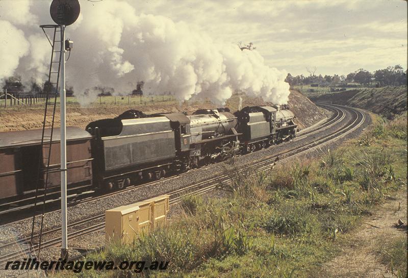 P09749
W class 909, V class 1219, down goods on dual gauge, up signal at left of frame, near Great Eastern Highway overbridge. ER line.
