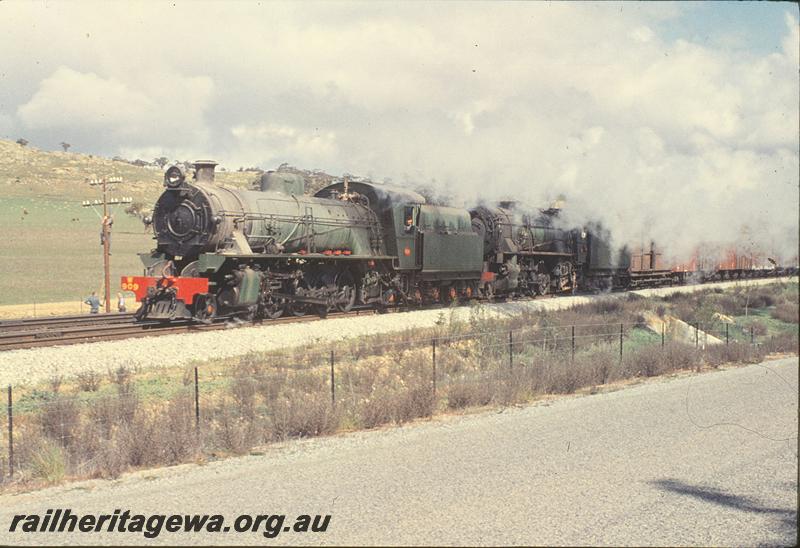 P09752
W class 909, V class 1219, down goods on dual gauge, between West Toodyay and Avon Yard. ER line.
