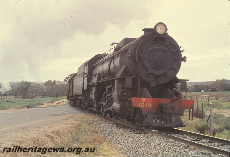 P09755
V class 1219 on down goods, level crossing, south of Spring Hill. ER line.
