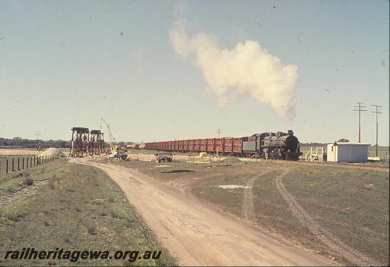 P09762
PM class 713, Up goods train, sheep wagons, standard gauge crossing, flyover construction, staff cabin, staff landing, staff station indicator boards, east of Grass Valley. EGR line.
